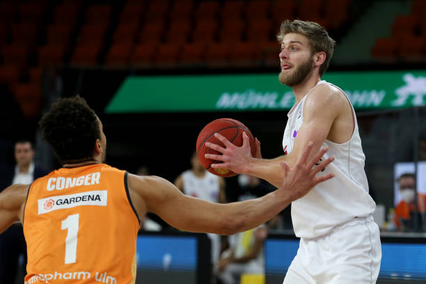 的心贴得更 的心贴得更